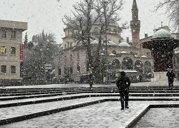 Bursa’da şehir merkezinde kar sürprizi
