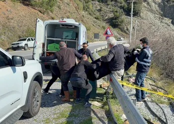 Yol kenarında ölü bulunan kadının kocası ile oğlu tutuklandı