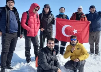 (AĞRI) Dağcılar Bubi Dağı’na kış tırmanışı yaptı