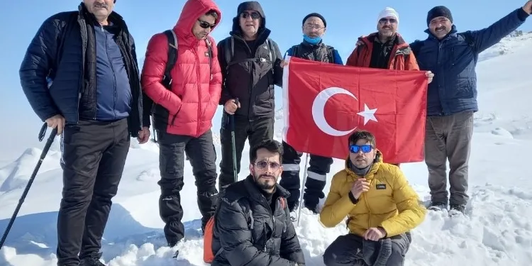 (AĞRI) Dağcılar Bubi Dağı’na kış tırmanışı yaptı