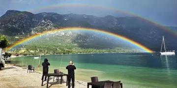 Muğla Akbük Koyu’nda oluşan Gökkuşağı mest etti