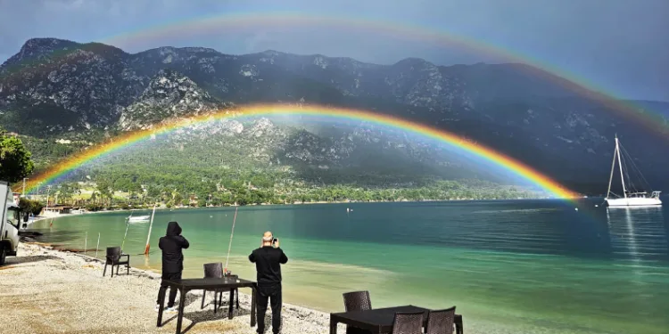 Muğla Akbük Koyu’nda oluşan Gökkuşağı mest etti