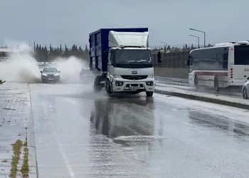 İzmir’de sağanak etkili oldu: Yollar göle döndü, trafik kilitlendi