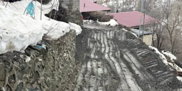 Siirt’te sağanak yağış kayaları yola devirdi, ekipler yolu ulaşıma açtı