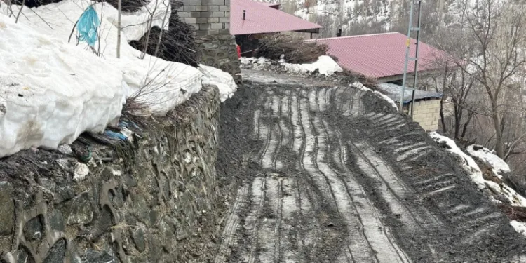 Siirt’te sağanak yağış kayaları yola devirdi, ekipler yolu ulaşıma açtı