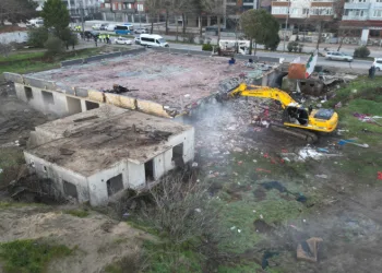 Karasu’da “riskli alan” ilan edilen bölgedeki binalar için kepçeler sahile indi