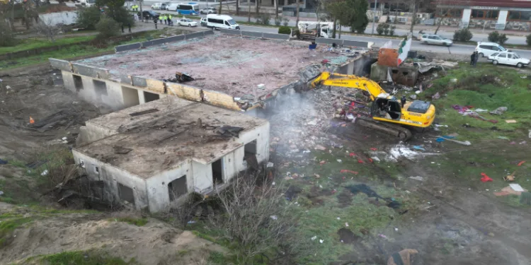 Karasu’da “riskli alan” ilan edilen bölgedeki binalar için kepçeler sahile indi