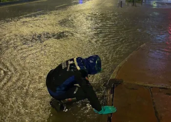 MUSKİ ekipleri gece boyunca tıkanan mazgalları açtı