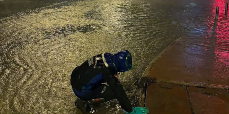 MUSKİ ekipleri gece boyunca tıkanan mazgalları açtı
