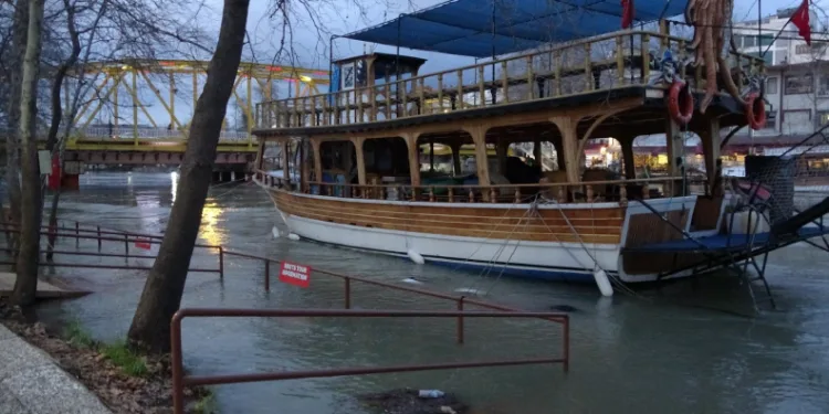 Barajlardan bırakılan su Manavgat Irmağı’ndaki su seviyesini yükseltti