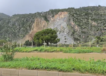 Söke’de dağdan akan sular adeta şelaleye döndü