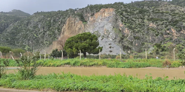 Söke’de dağdan akan sular adeta şelaleye döndü