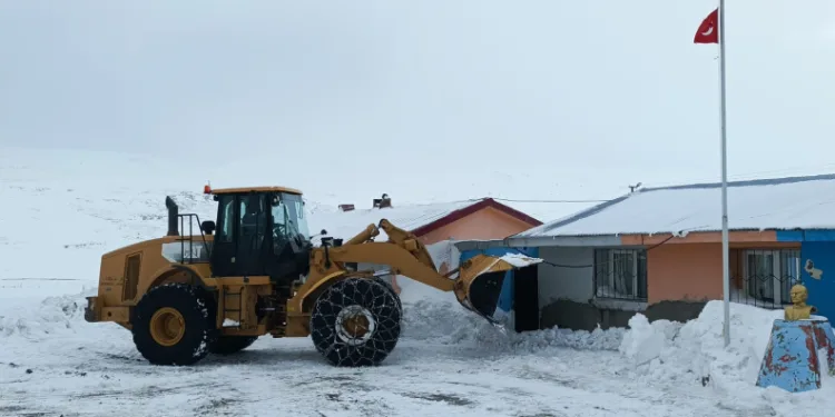 Iğdır’da ulaşıma kapanan 19 köy yolunda çalışmalar devam ediyor