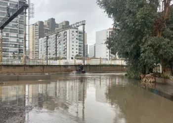 Karşıyaka’da sağanak sonrası sokaklar göle döndü