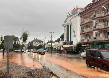 Alanya’da sağanak etkili oldu, sürücüler zor anlar yaşadı