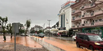 Alanya’da sağanak etkili oldu, sürücüler zor anlar yaşadı