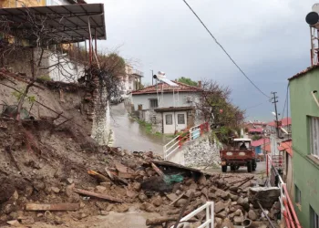 Kuvvetli yağışa dayanamadı, çöktü