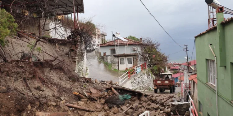 Kuvvetli yağışa dayanamadı, çöktü