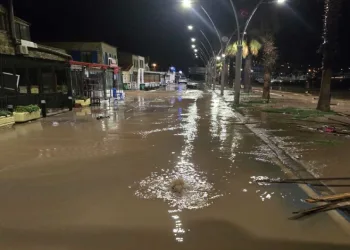 İzmir’de dereler taştı: Yeni Foça’yı su bastı