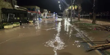 İzmir’de dereler taştı: Yeni Foça’yı su bastı