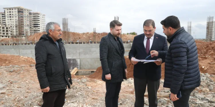 Haliliye’de yarı olimpik yüzme havuzunda yapım çalışmaları sürüyor