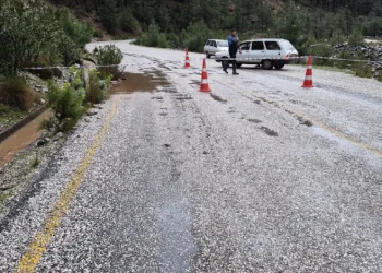 Namnam çayında su seviyesi yükseldi, yol çöktü