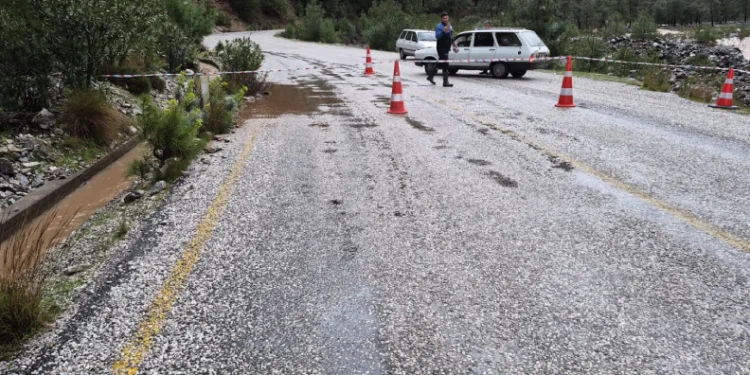 Namnam çayında su seviyesi yükseldi, yol çöktü