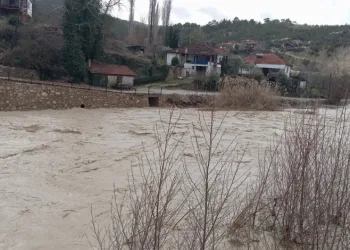Denizli’de sel köprüleri ağır hasar verdi