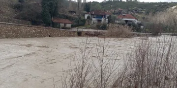 Denizli’de sel köprüleri ağır hasar verdi