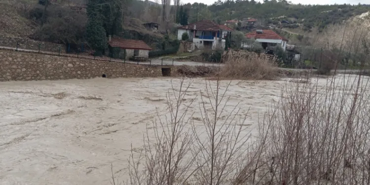 Denizli’de sel köprüleri ağır hasar verdi