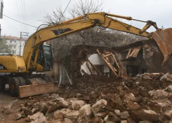 Siverek’te tehlike oluşturan metruk evler bir bir yıkılıyor