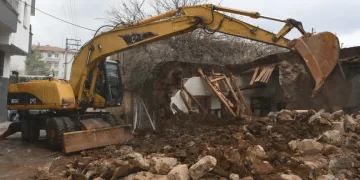 Siverek’te tehlike oluşturan metruk evler bir bir yıkılıyor