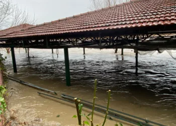 Sağanak sebebiyle Köprüçay taştı, iş yerleri ve araziler sular altında kaldı