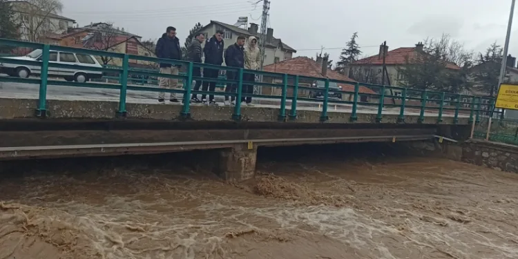 Konya’da yağış sonrası sel dereleri taşırdı