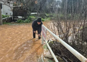 Bodrum’da sağanak yağış etkili oldu, iş yerlerini su bastı