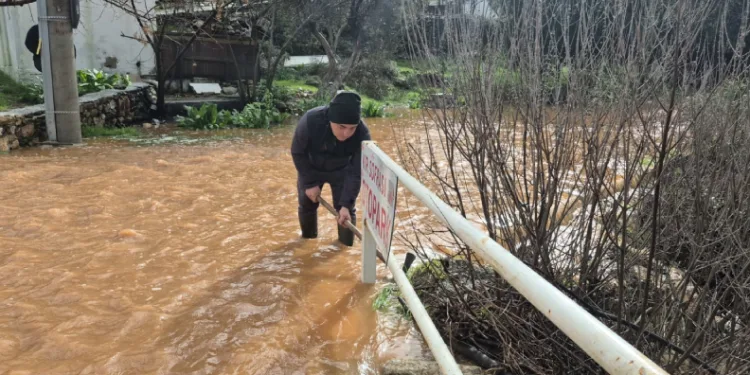Bodrum’da sağanak yağış etkili oldu, iş yerlerini su bastı