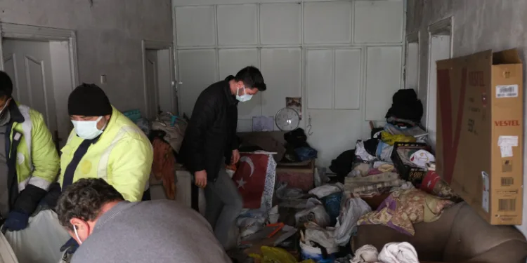 Evinden 10 ton çöp çıktı