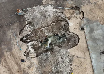 Diyarbakır’da ana yol kenarında zamanla oluşan dev çukur dronla görüntülendi