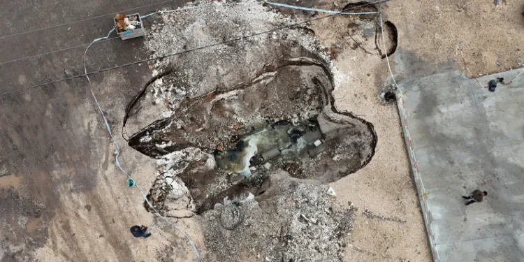 Diyarbakır’da ana yol kenarında zamanla oluşan dev çukur dronla görüntülendi