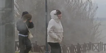 Şelale şiddetli rüzgarla tersine çağladı, denizin rengi kahverengiye büründü