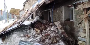 Erzincan’da fırtına çatıları uçurdu