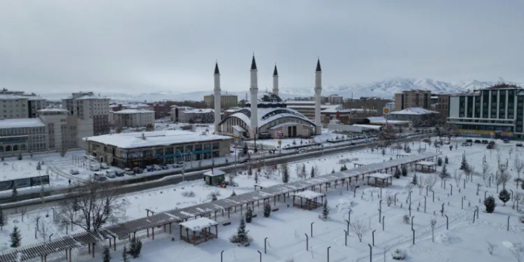 Ağrı’da kar sonrası kartpostallık görüntüler oluştu