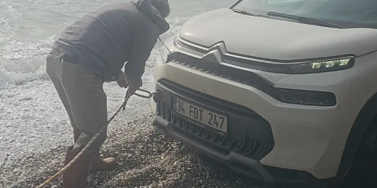 Akbük’te şiddetli fırtına ve sağanak hayatı olumsuz etkiledi