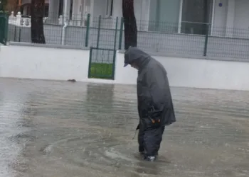 Deniz kabardı yollar göle döndü