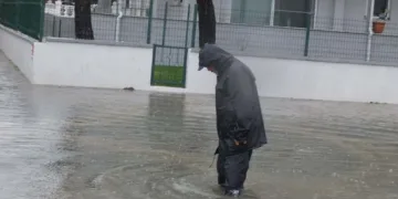 Deniz kabardı yollar göle döndü