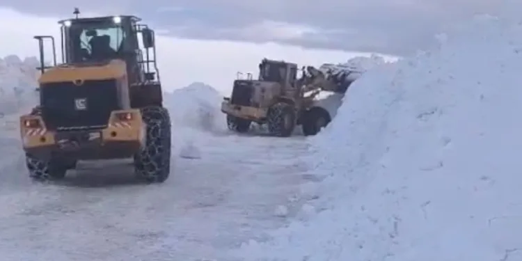 Bitlis’te yol açma ve genişletme çalışmaları sürüyor