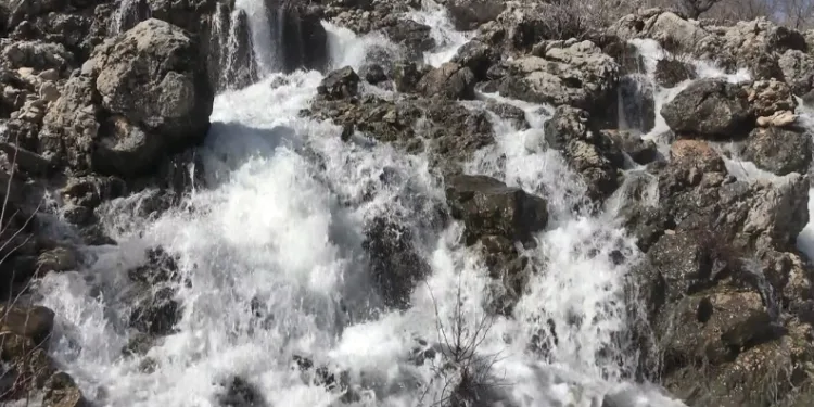 Kurumak üzere olan su kaynağı çağlayana dönüştü