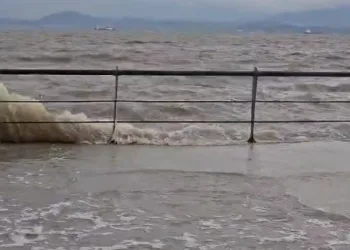 İzmir’de fırtına: Dikili’de deniz seviyesi yükseldi