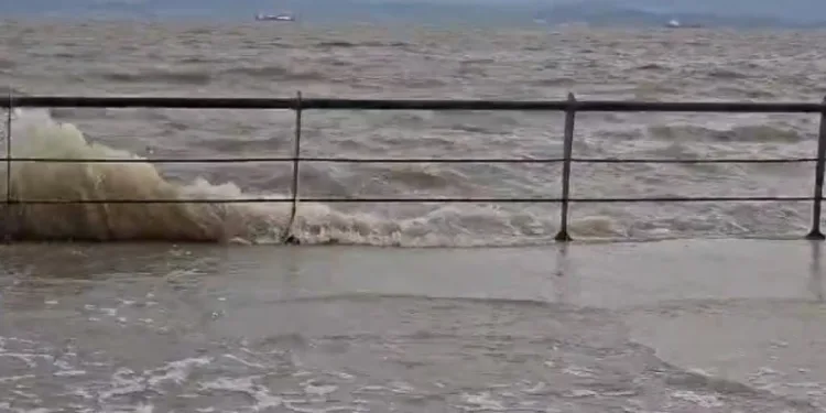 İzmir’de fırtına: Dikili’de deniz seviyesi yükseldi