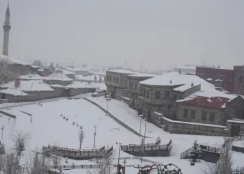 Doğu’ya kar yağmurla karışık geri geliyor